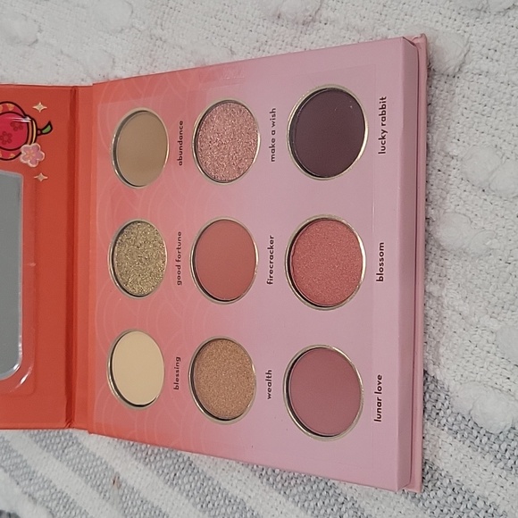Hello Kitty color palette - Picture 2 of 5